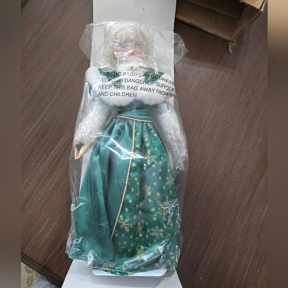 2001 NIB Avon Holiday Radiance Special Memories Christmas Porc. Doll Lorraine